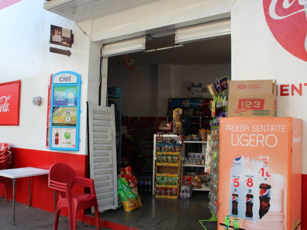 Reducen horario tienda