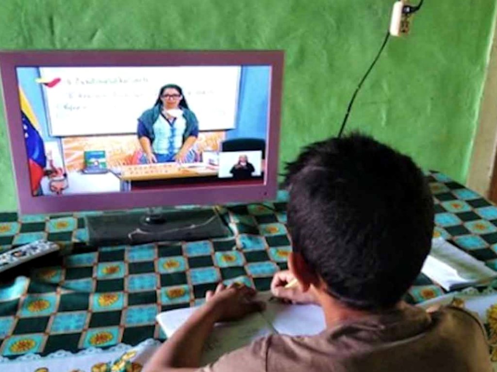 Regresan a clases alumnos bajo sistema mixto