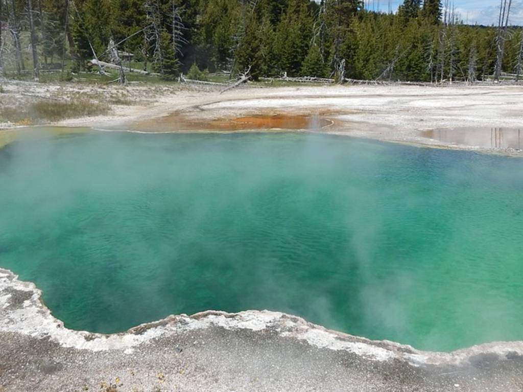 Aguas termales con cabañas alberca