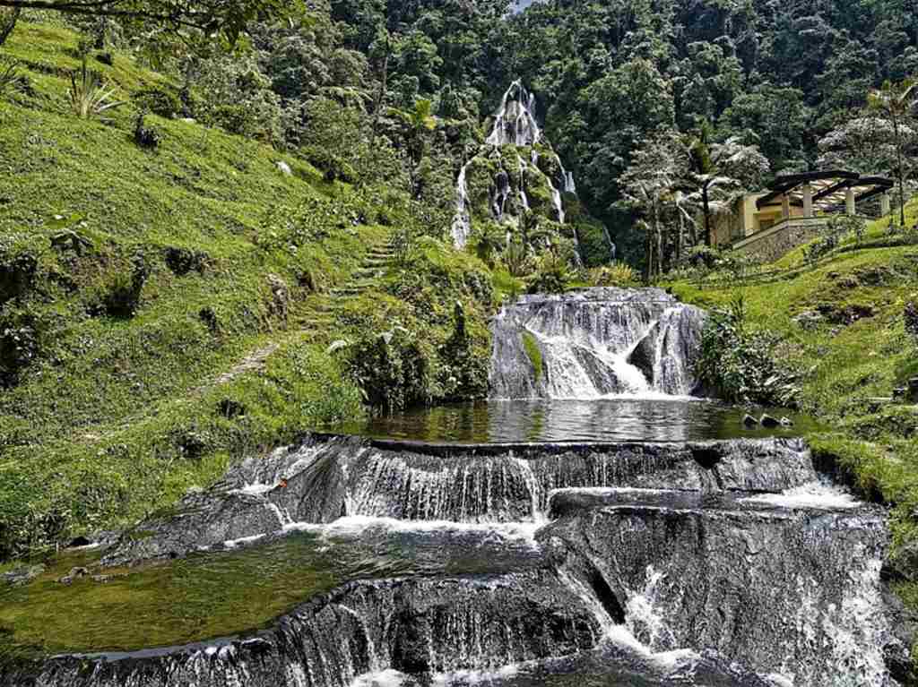 Aguas termales con cabañas pozas