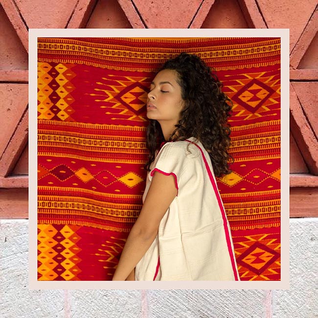 Apapashop mujer con arte textil de mujeres emprendedoras mexicanas