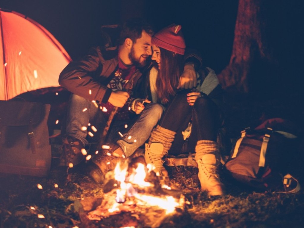 Celebra San Valentín en un camping en el bosque