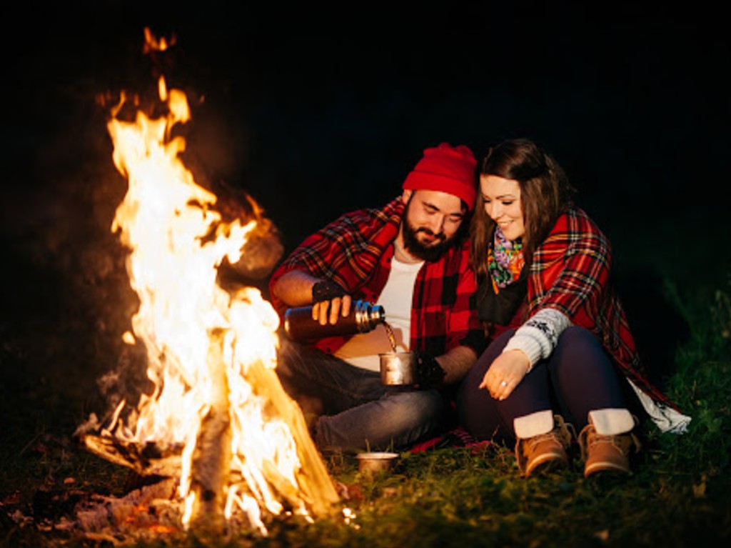 Celebra San Valentín en un camping en el bosque