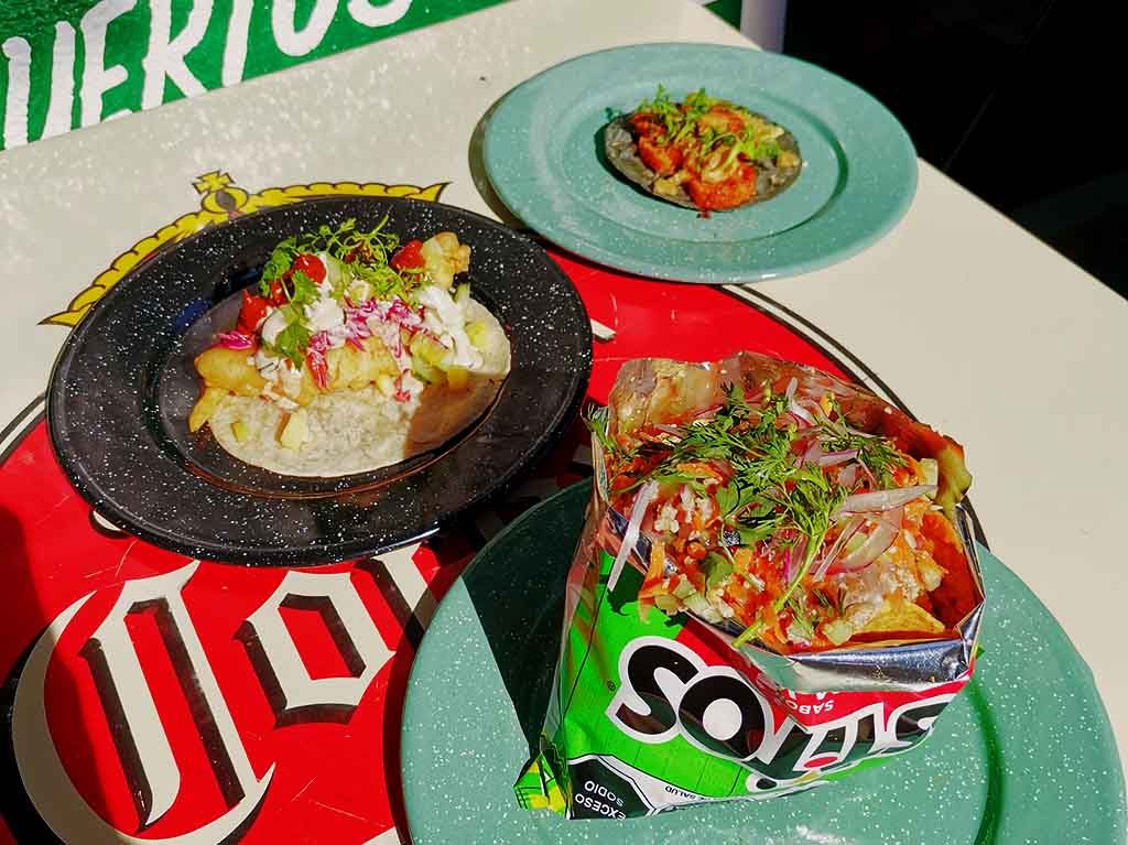 Con Vista al mar: Tostilocos de ceviche y tacos de mariscos en la Nápoles