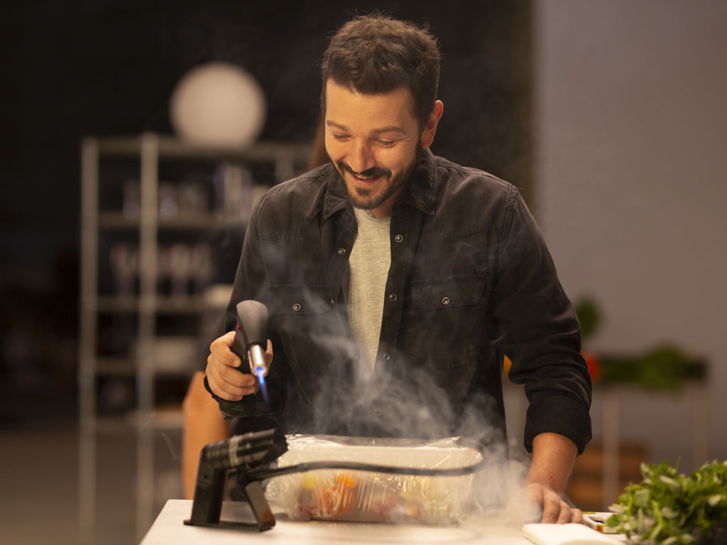 Pan y Circo tendrá segunda temporada: ¡a cenar con Diego Luna!