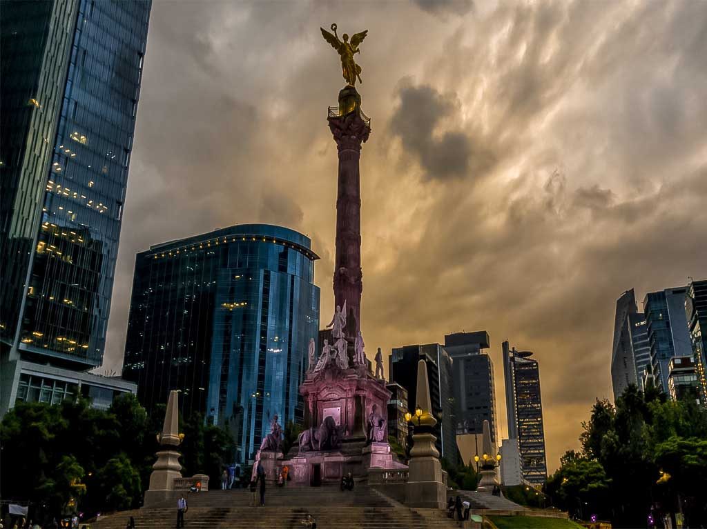 CDMX cerca de semáforo amarillo