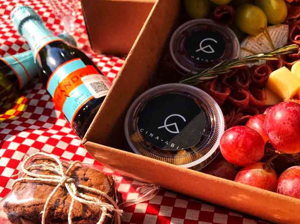 Kit de picnic con Chandon: vino, carnes frías y postre ¡Ideal para la primavera!