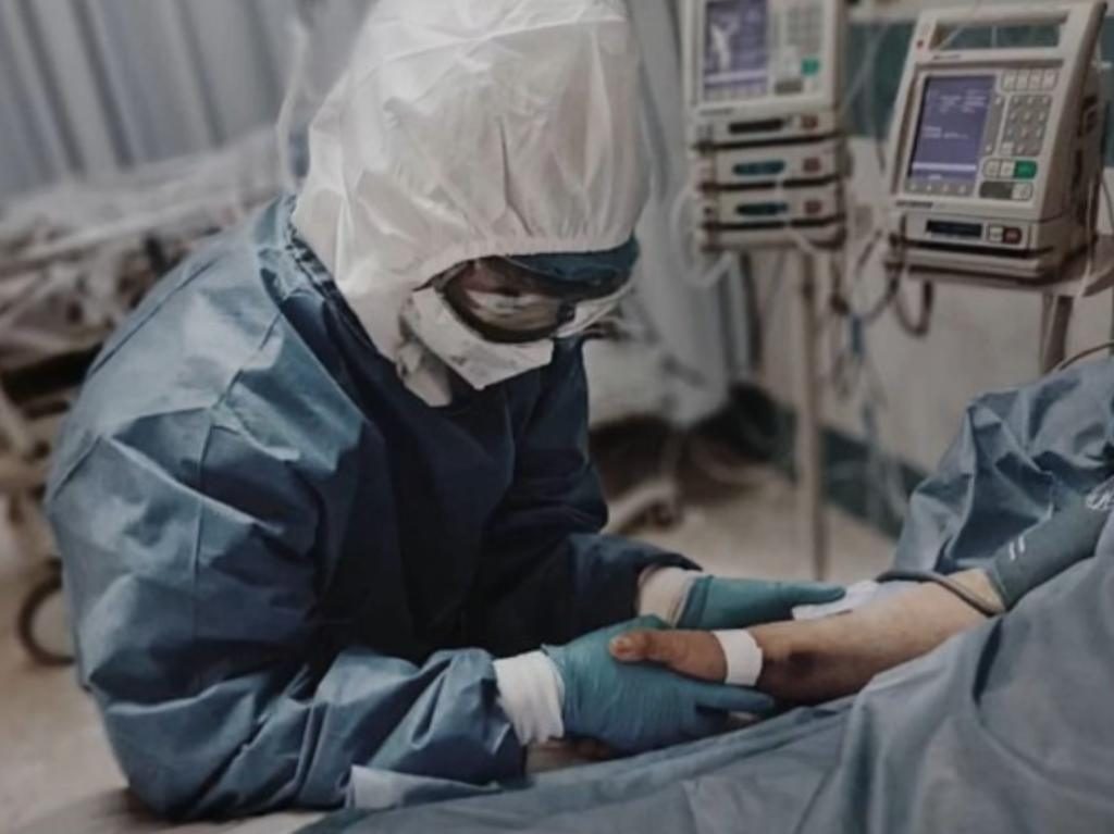 heroes de la vida real contra covid 19 medicos fotografos portada