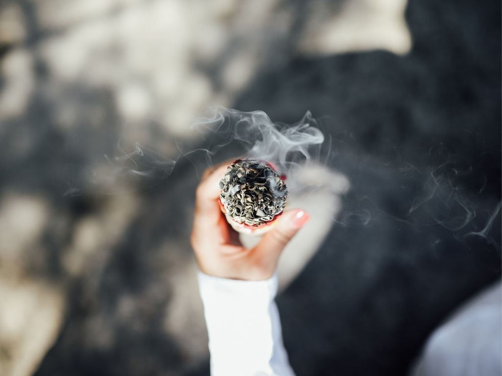 limpia-energias-sahumerio-al-humo-salvia-blanca