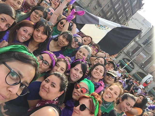 Mujeres de Papaya View en marcha feminista