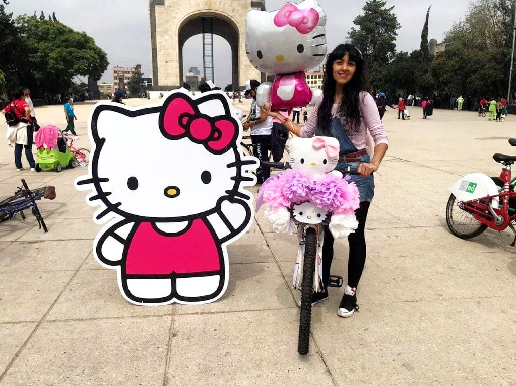 Rodada ciclista con Hello Kitty en las calles de CDMX