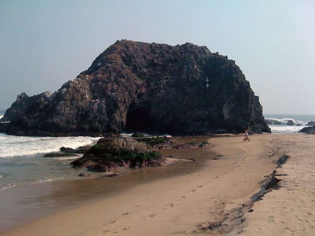 Viaja a estas playas poco conocidas en Guerrero Piedra de tlacoyunque