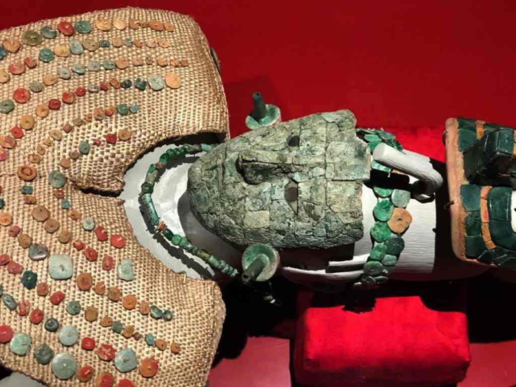 viaja a palenque y descubre a la enigmatica reina roja ajuar