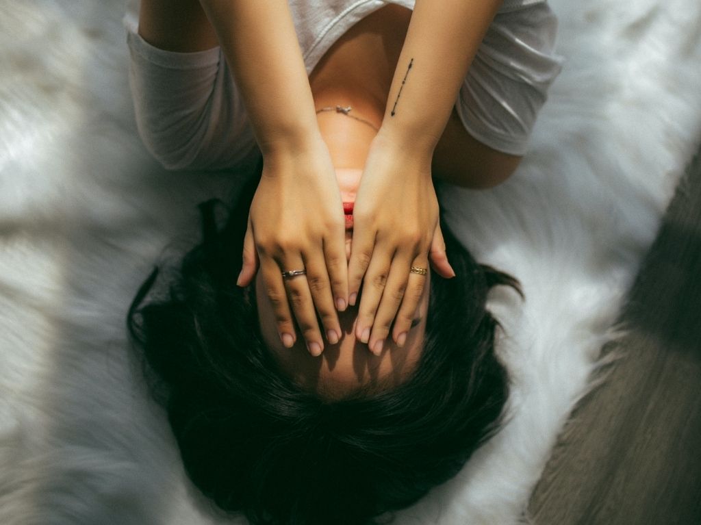 beneficios-yoga-facial-tension