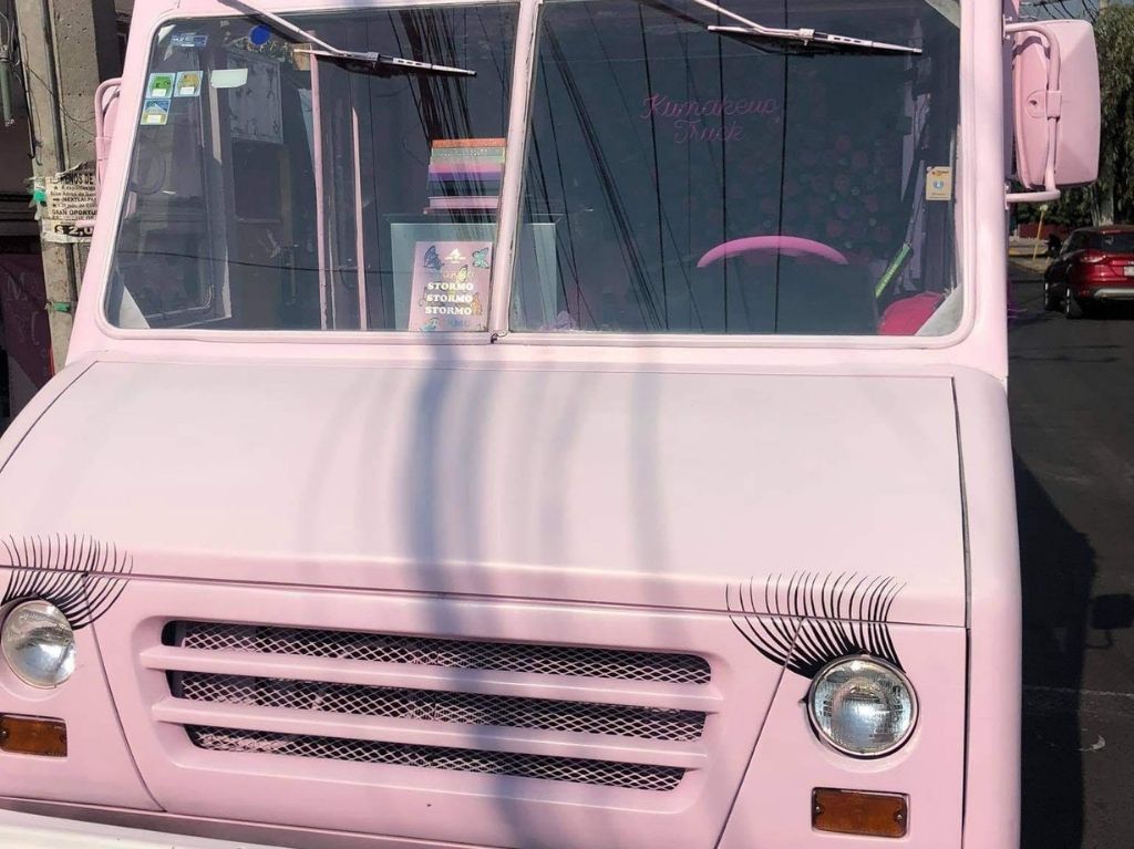 kumakeuptruck-camioneta-de-belleza-2