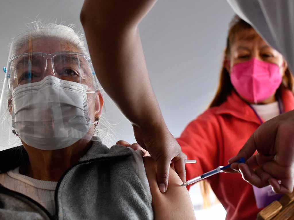 AMLO anuncia tercera dosis contra Covid-19 para maestros y personal de salud