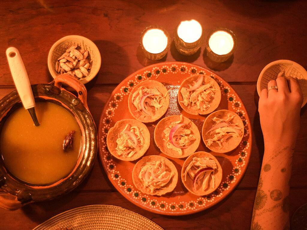 gastronomia-guerrerense-vive-la-experiencia-de-una-cata-mistica-y-bohemia-de-mezcal-artesanal