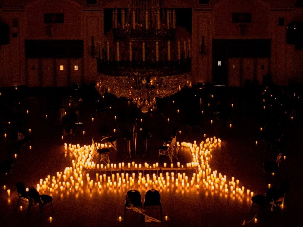 Lago de los cisnes a la luz de las velas sala