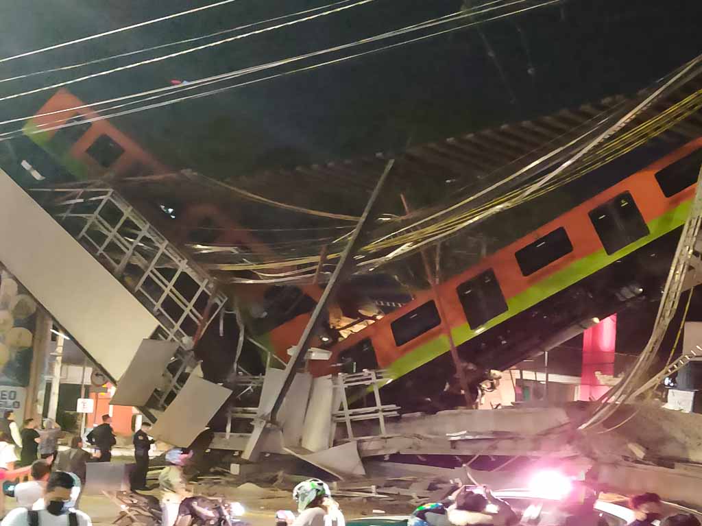 Vagón de la Línea 12 del Metro se desploma sobre Av. Tláhuac