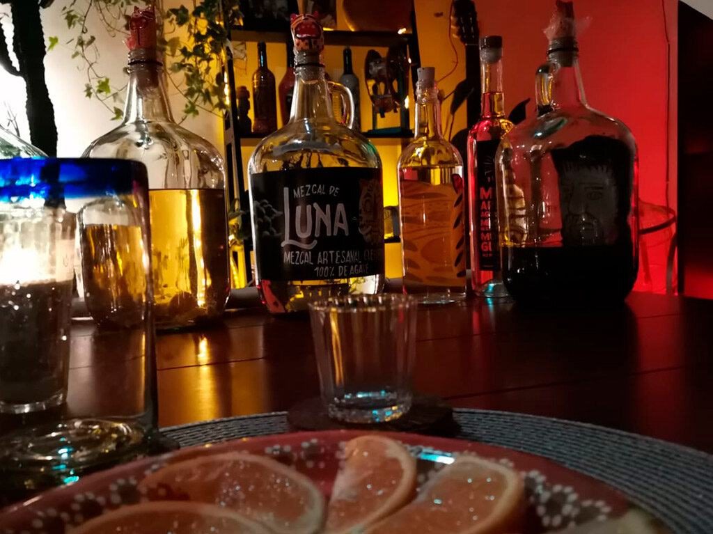 Vive la experiencia de una cata mística y bohemia de mezcal artesanal