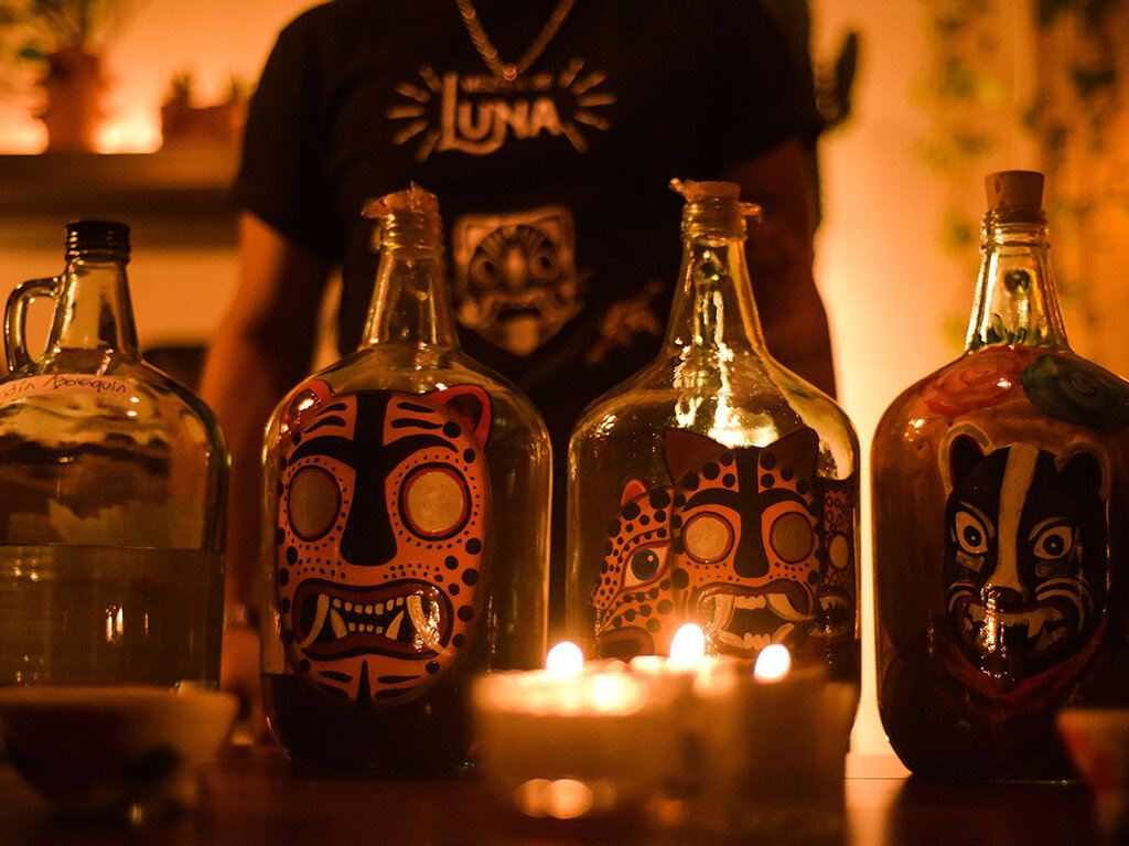 Vive la experiencia de una cata mística y bohemia de mezcal artesanal