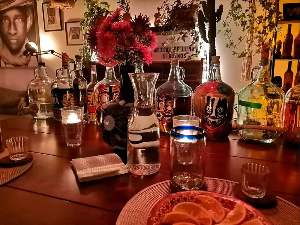 mezcal-guerrerense-vive-la-experiencia-de-una-cata-mistica-y-bohemia-de-mezcal-artesanal