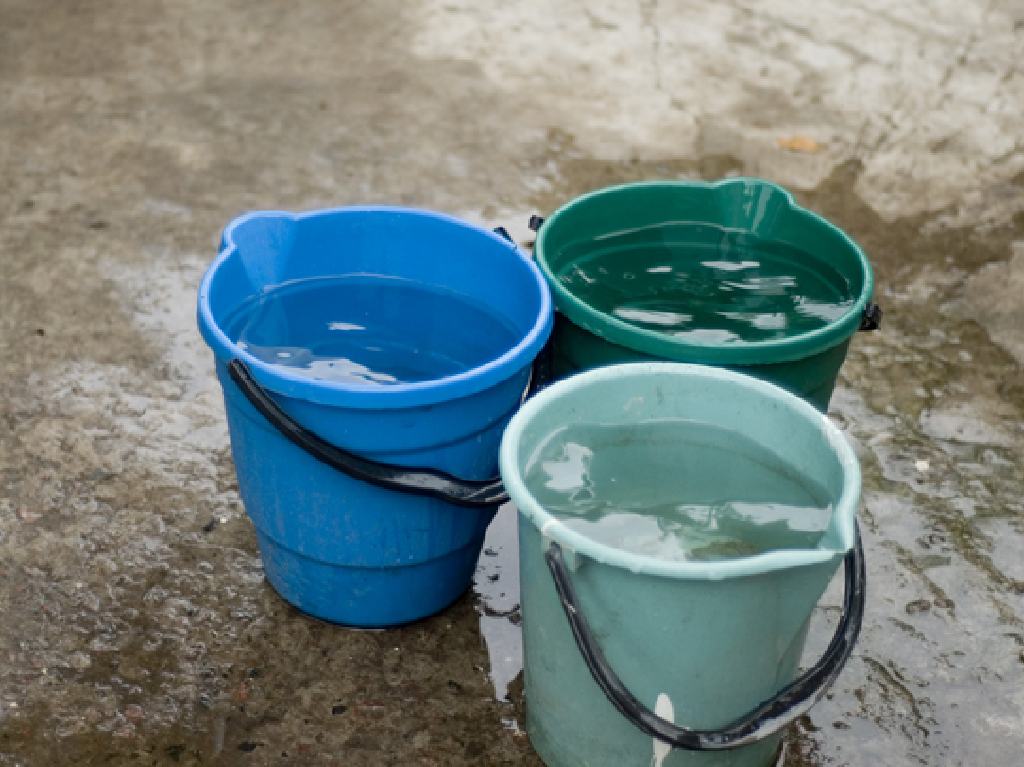 reducción de suministro de agua cubetas
