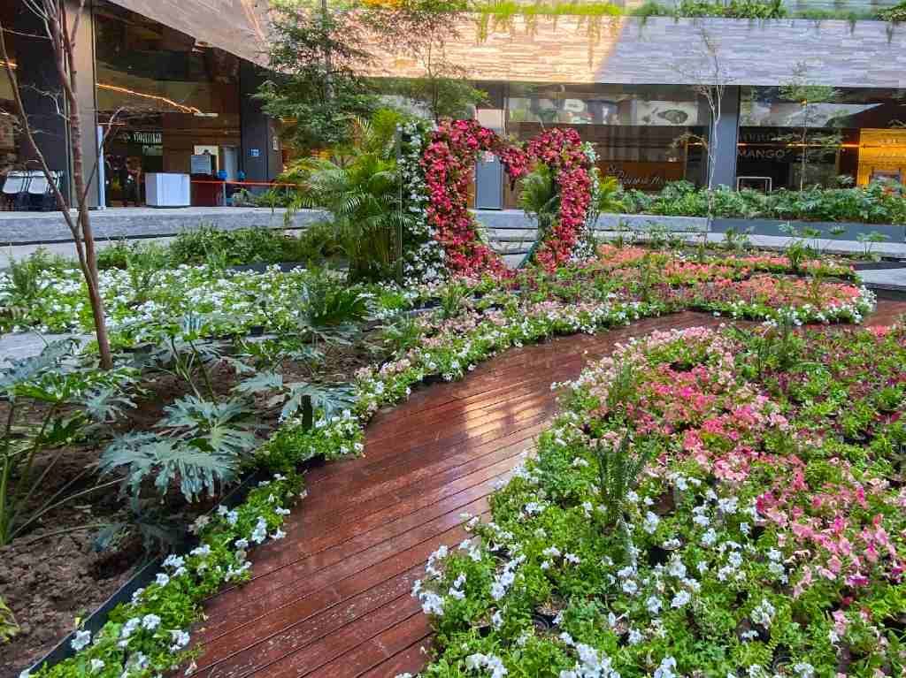 tapete floral en Plaza Satélite corazón