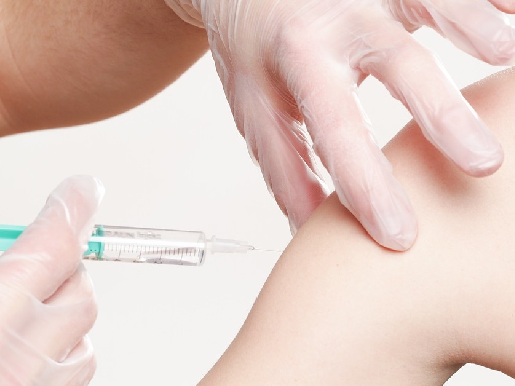 Vacunación para personas de 40 a 49 jeringa