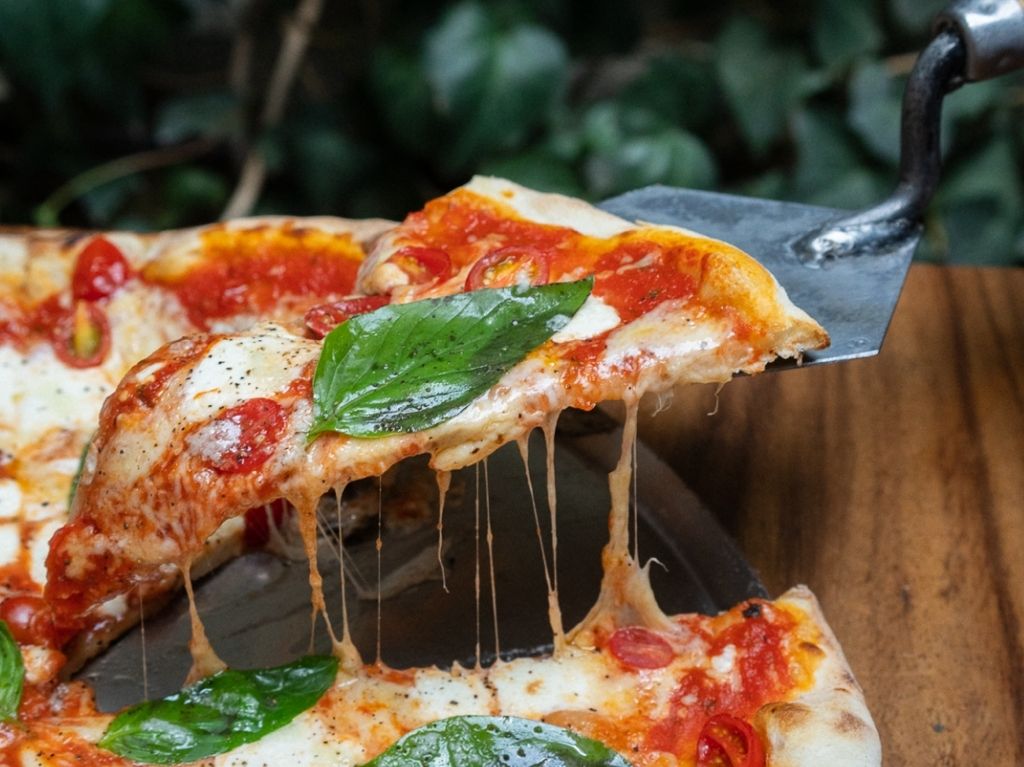 Cancino celebra 10 años con rebanadas de pizza GRATIS