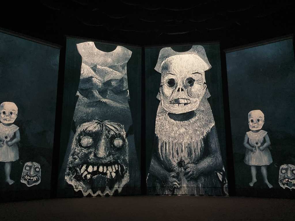 Frida la experiencia inmersiva de la pintora más famosa de México Sala Niña con Máscara de Muerte