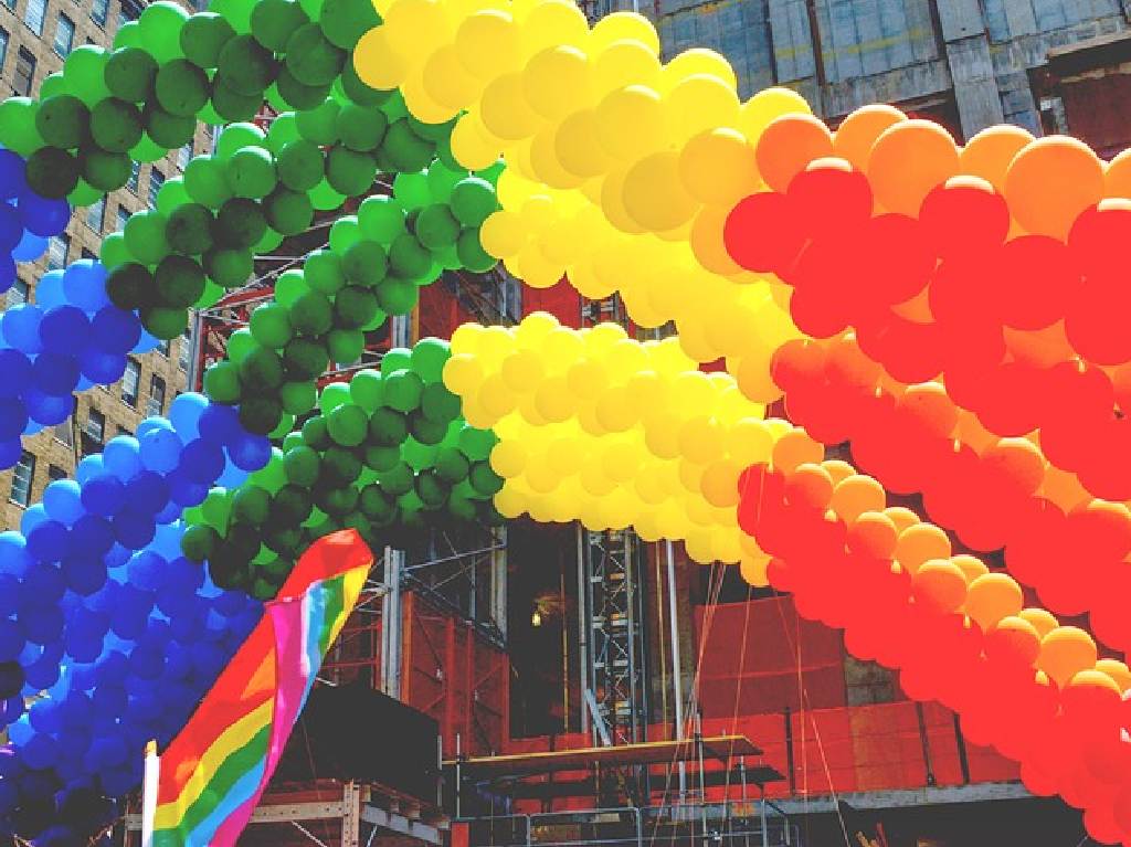 Marcha del orgullo gay 2021 globos
