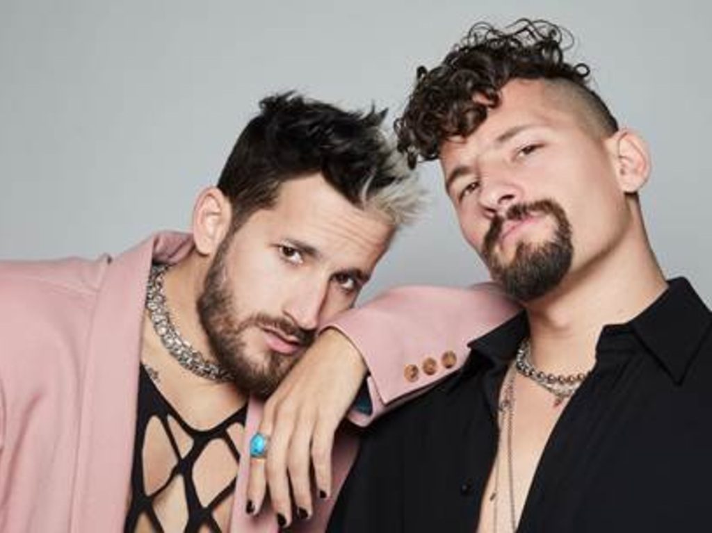 Gana un beer pong, cortesía de Mau y Ricky y su “3 de la mañana”