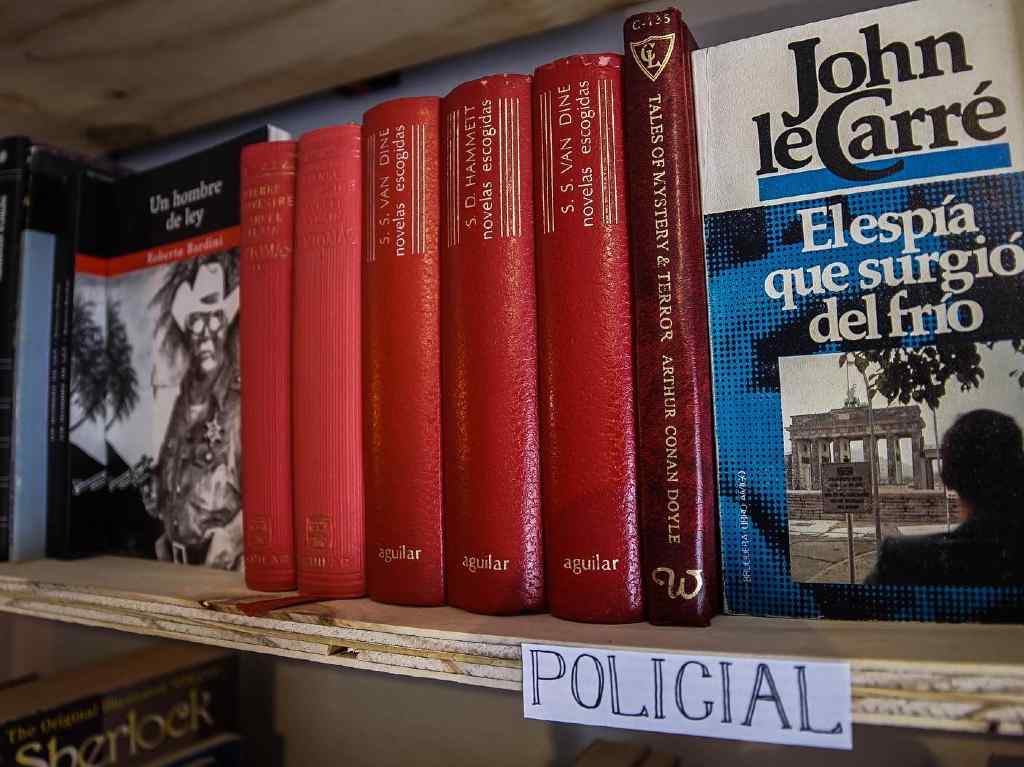 Peripheria Librería espacio para el terror y la ciencia ficción Estante Policial 