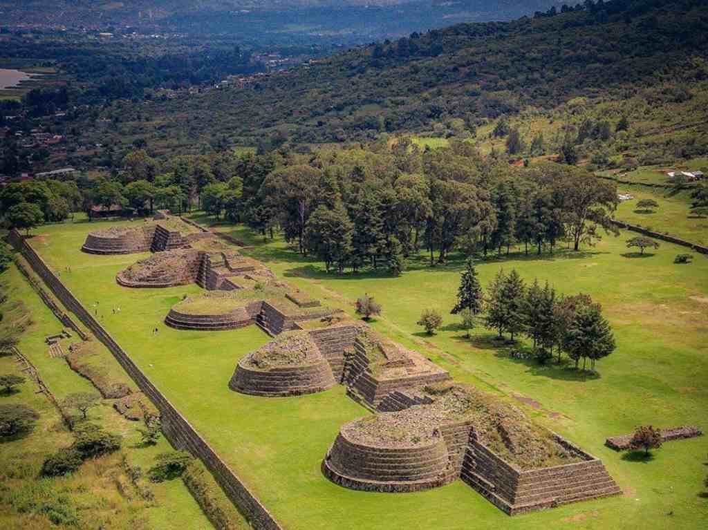 Tzintzuntzan pueblo mágico purépecha que debes explorar Portada Las Yácatas