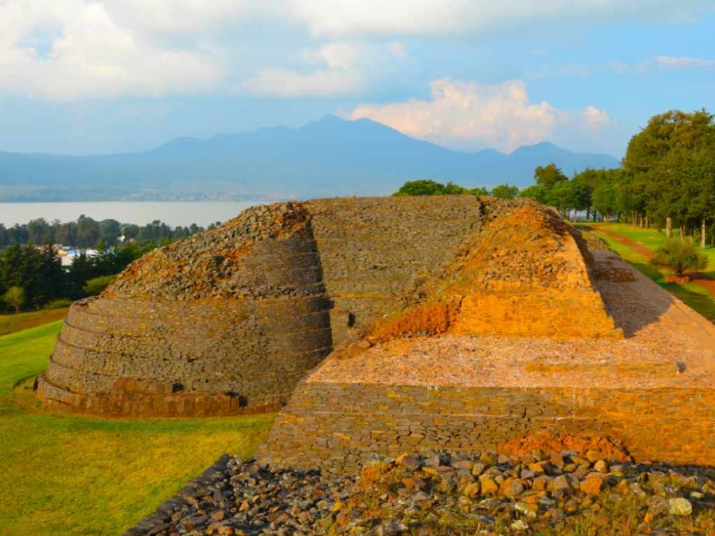 Tzintzuntzan pueblo mágico purépecha que debes explorar Zona Arqueológica 