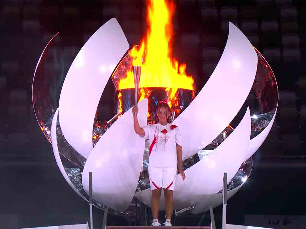 naomi osaka encendió el fuego olímpico