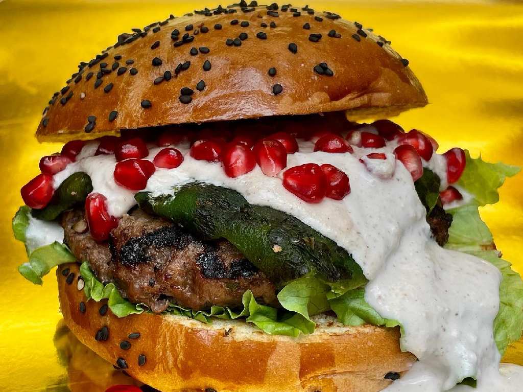 Comida y postres con nogada en CDMX hamburguesa