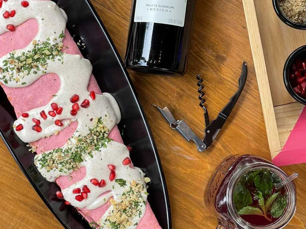 Comida y postres con nogada en CDMX vino