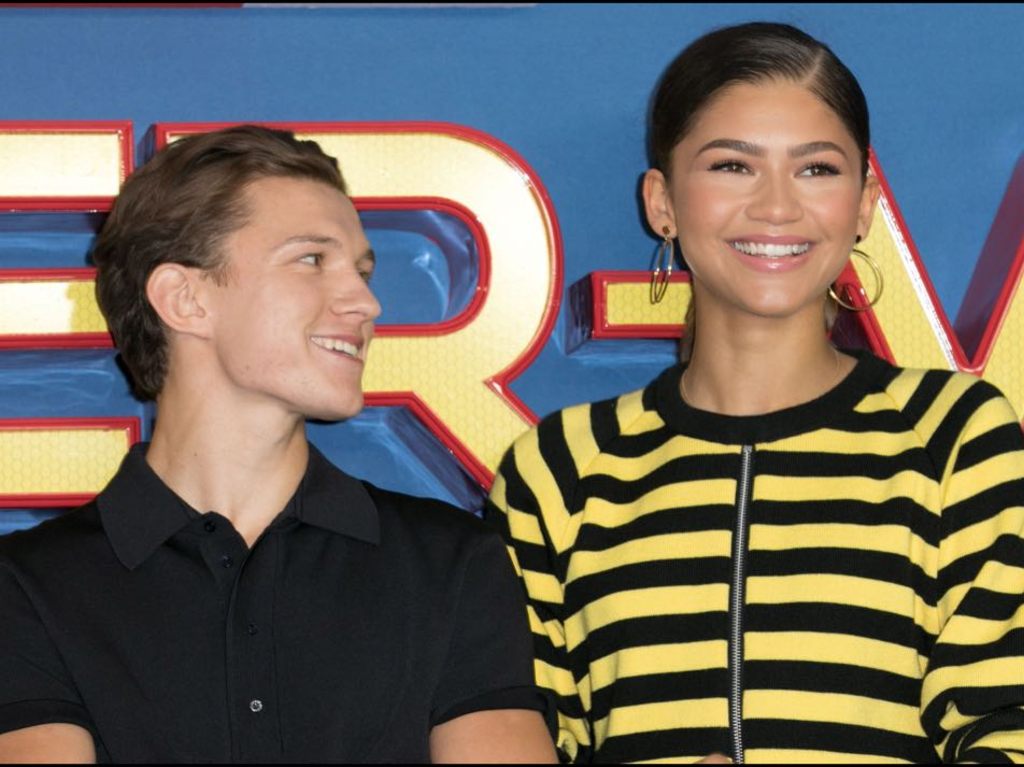 ¡Zendaya y Tom Holland confirman su romance con un beso!