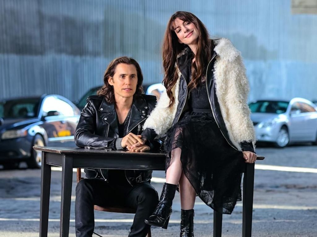 Anne Hathaway y Jared Leto juntos en la serie WeCrashed