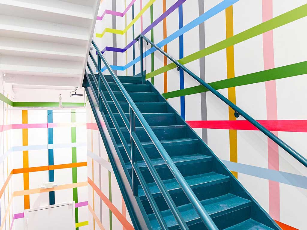 color-factory-la-experiencia-mas-colorida-e-interactiva-de-america-escaleras-multicolor