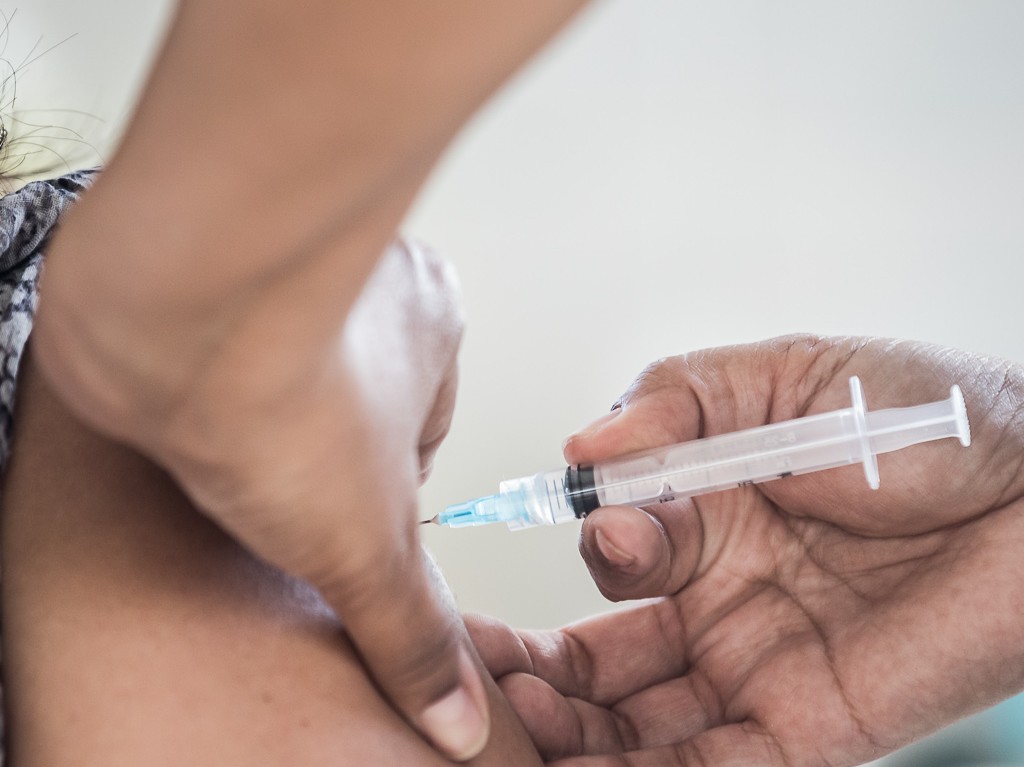 efectos secundarios de la vacuna Moderna inyección