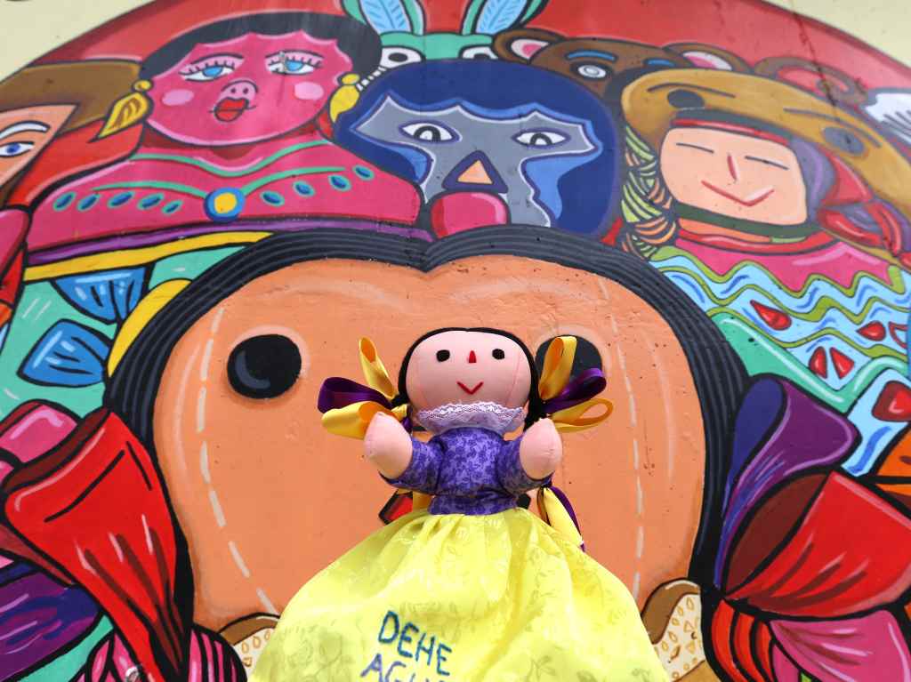 Muñeca Lele conoce su casa en el pueblo mágico de Amealco Mural