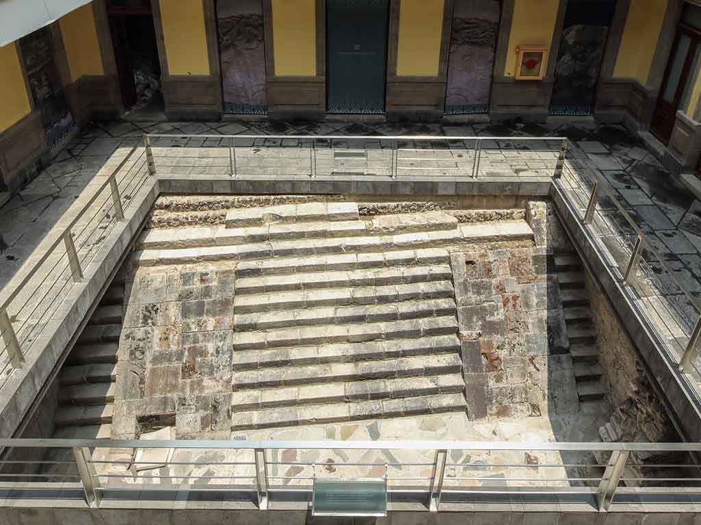 pabellon-de-ventanas-arqueologicas-con-craneos-del-huei-tzompantli-escalera