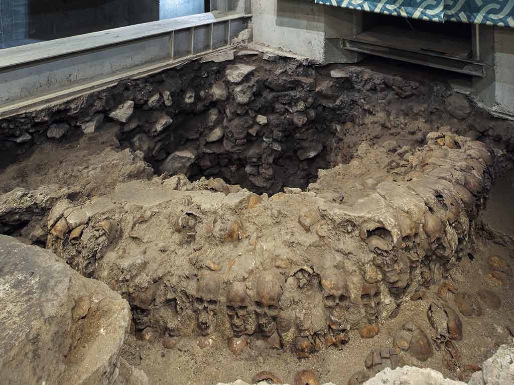 Exposición Ventanas arqueológicas con cráneos del Huey Tzompantli