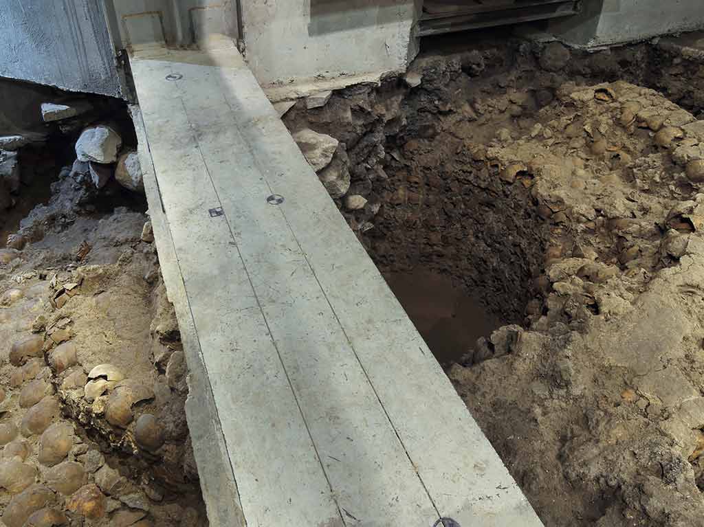 Pabellón de ventanas arqueológicas en casa del marqués