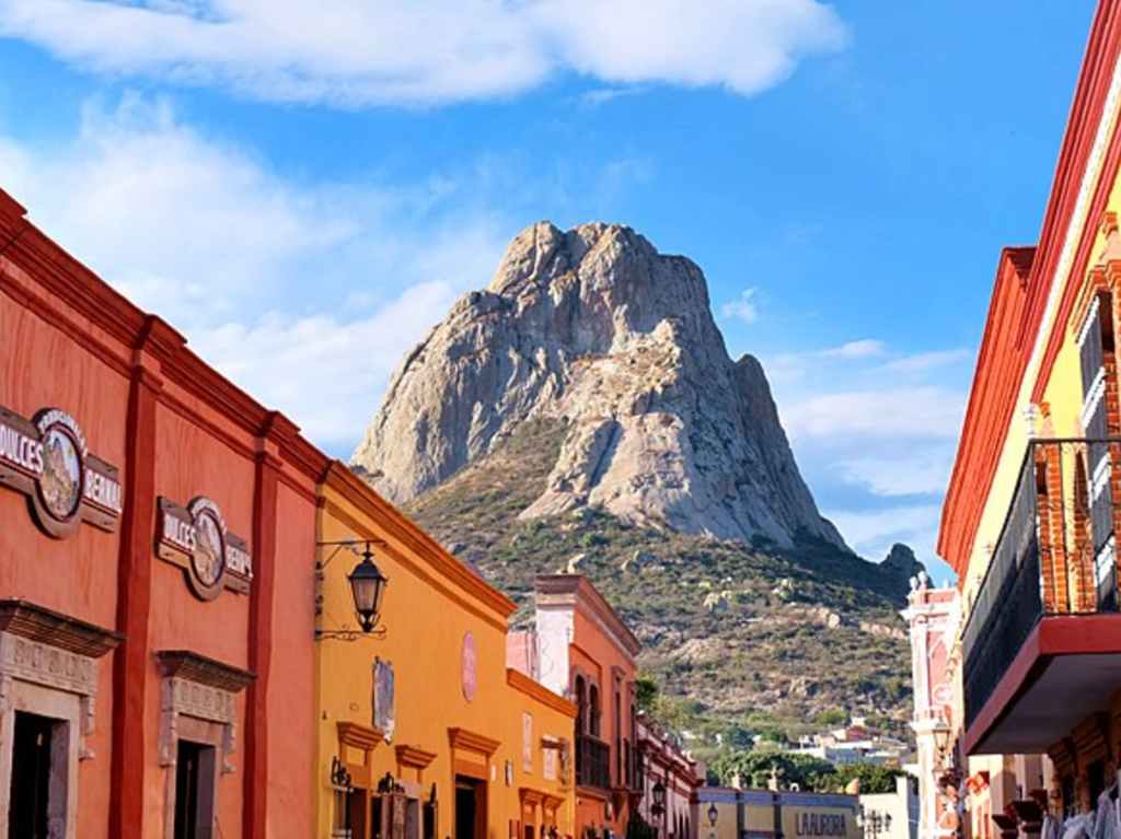 Peña de Bernal el tercer monolito más grande del mundo Calle Principal Dulces Bernal