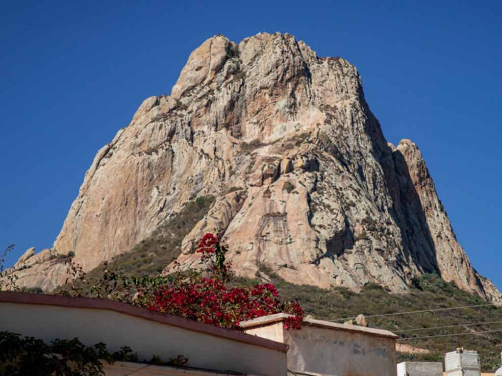 Peña de Bernal el tercer monolito más grande del mundo Panorámica Portada