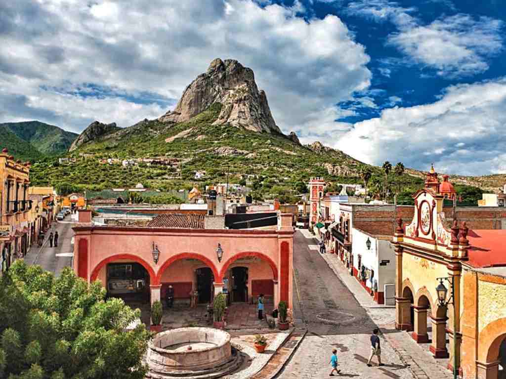 Peña de Bernal el tercer monolito más grande del mundo Pueblo Bernal